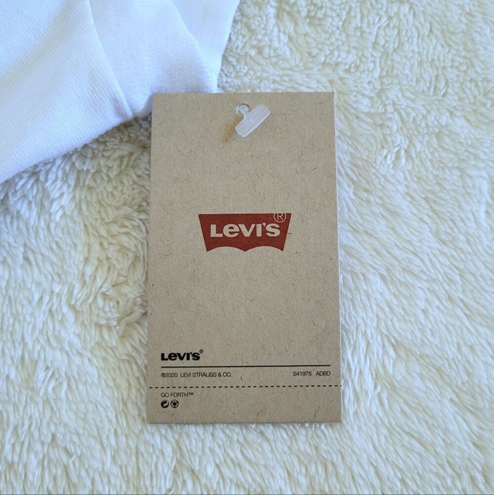 Levi's Flamingo🦩 Graphic Tee👕 - NWT - Picture 6 of 11